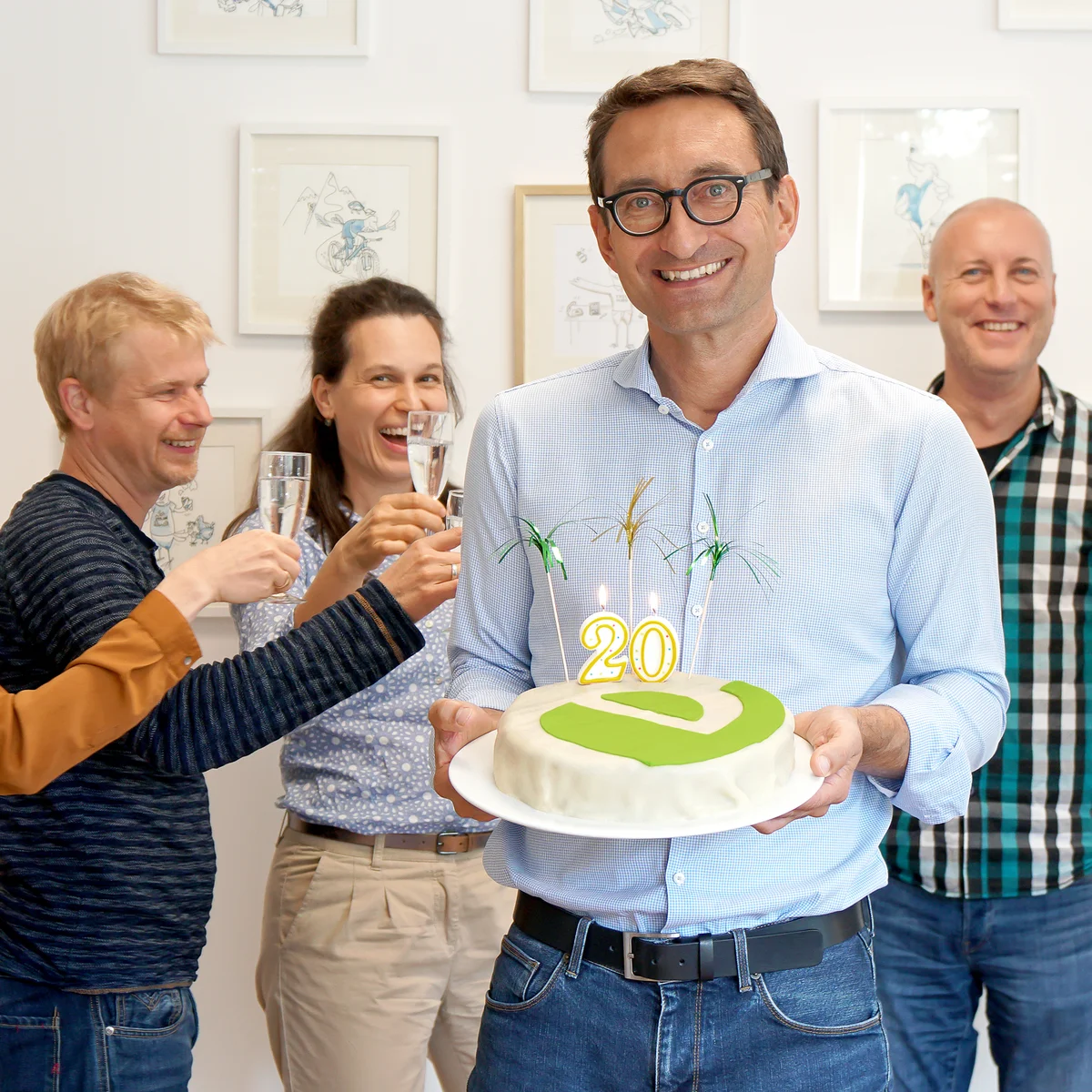 Ulf Schoedel mit Kuchen zum 20igsten Jahrestag