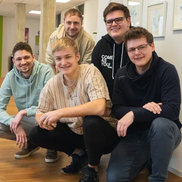 Unsere Auszubildenden Maik, Thilo und Lennart mit ihrem Ausbilder Oliver