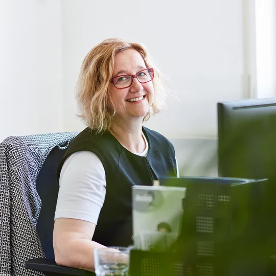 Heike an Ihrem Büroplatz im Empfang