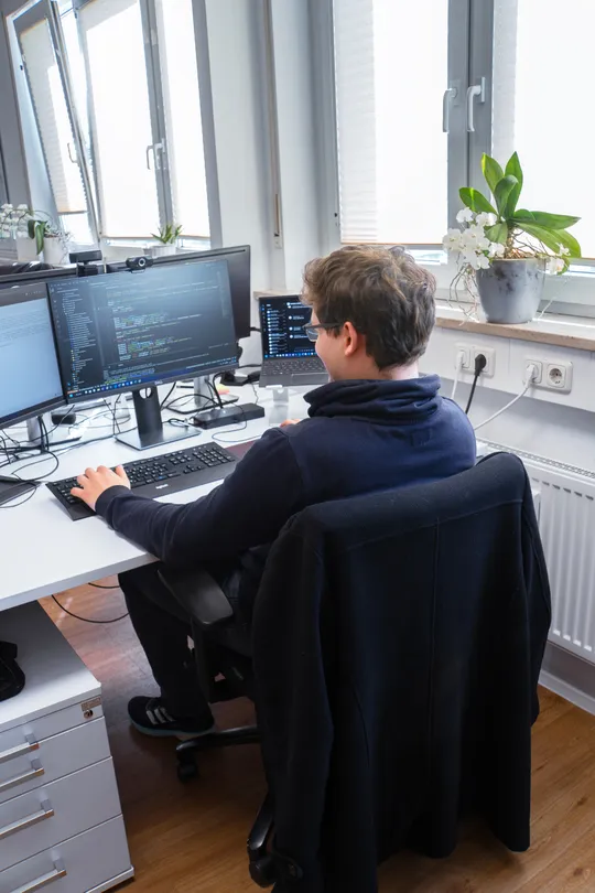 Auszubildender sitzt an seinem Arbeitsplatz