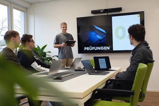 Auszubildende im Besprechungszimmer