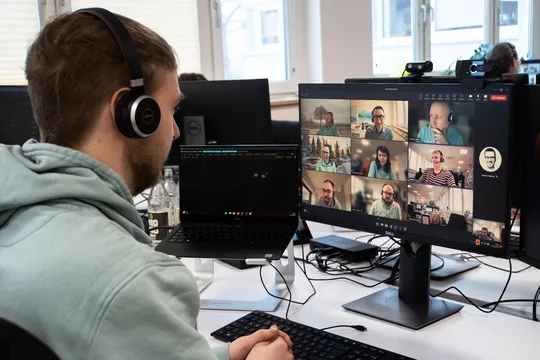 Auszubildender beim Teams-Meeting mit Arbeitskollegen