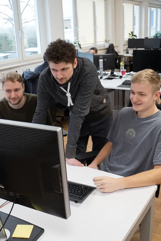 Auszubildende und Ausbilder gemeinsam im Team