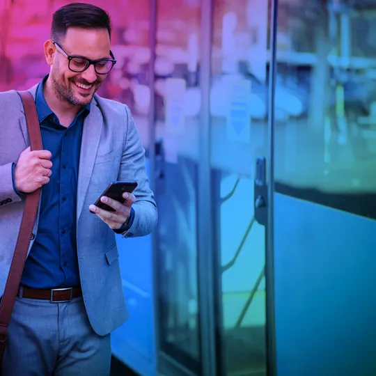 Mann mit einem Handy in der Hand