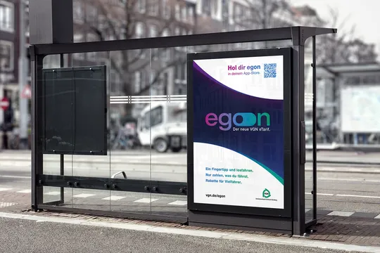 Werbeplakat an einer Bushaltestelle