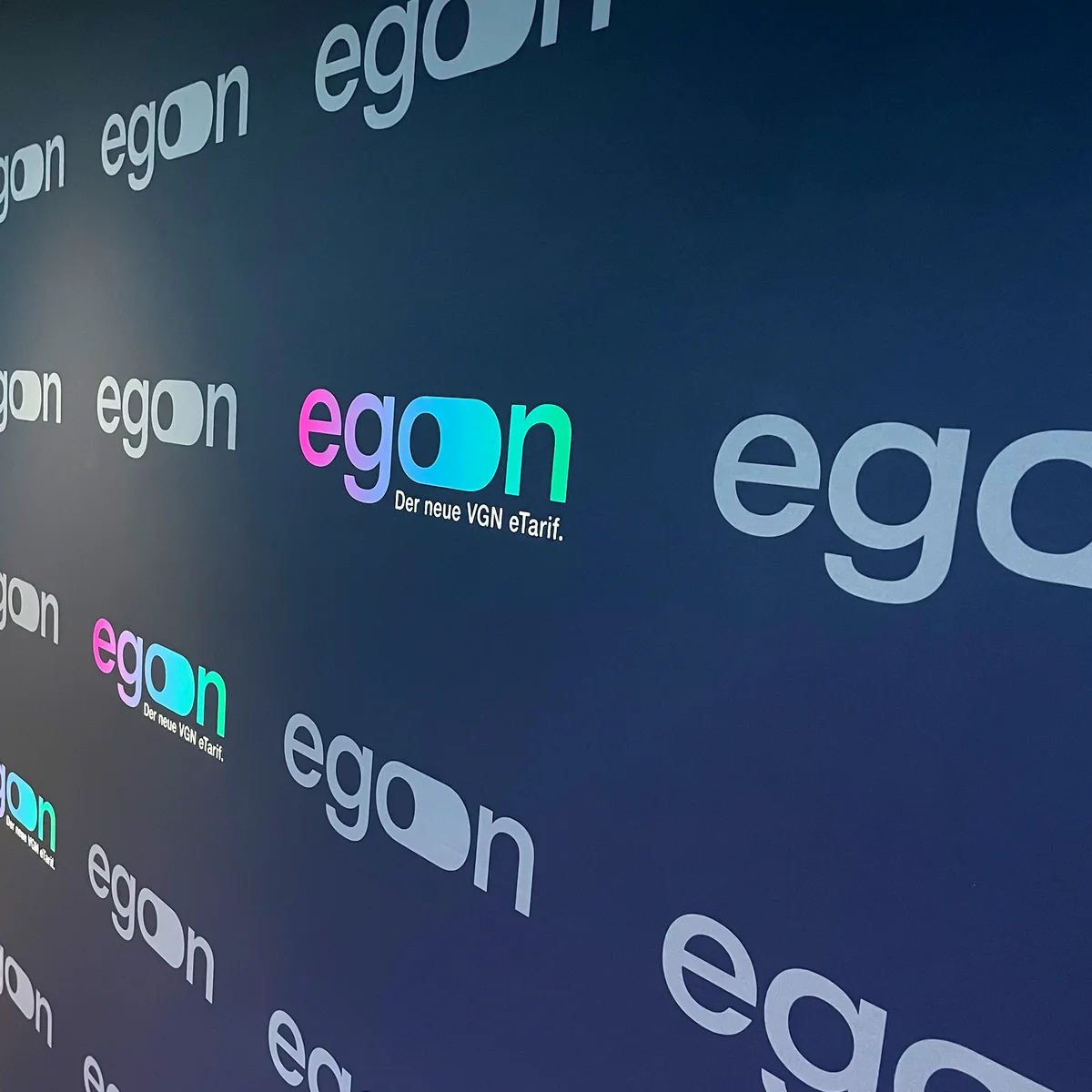 Pressewand mit egon Logos