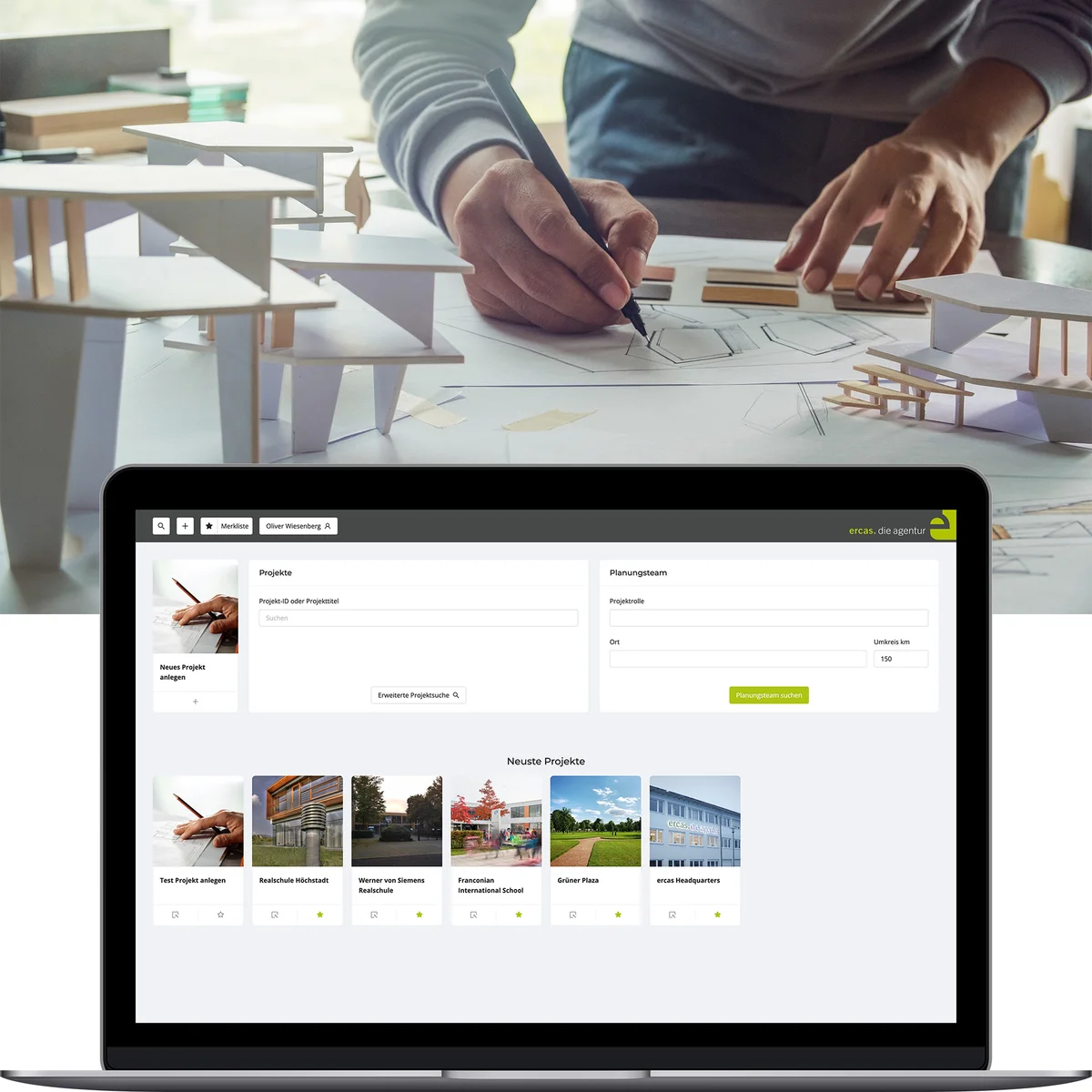 Ein Architekt arbeitet an einer Skizze und einem Modell und ein Screenshot aus der Vergabesoftware von ercas | © Chaosamran_Studio @AdobeStock